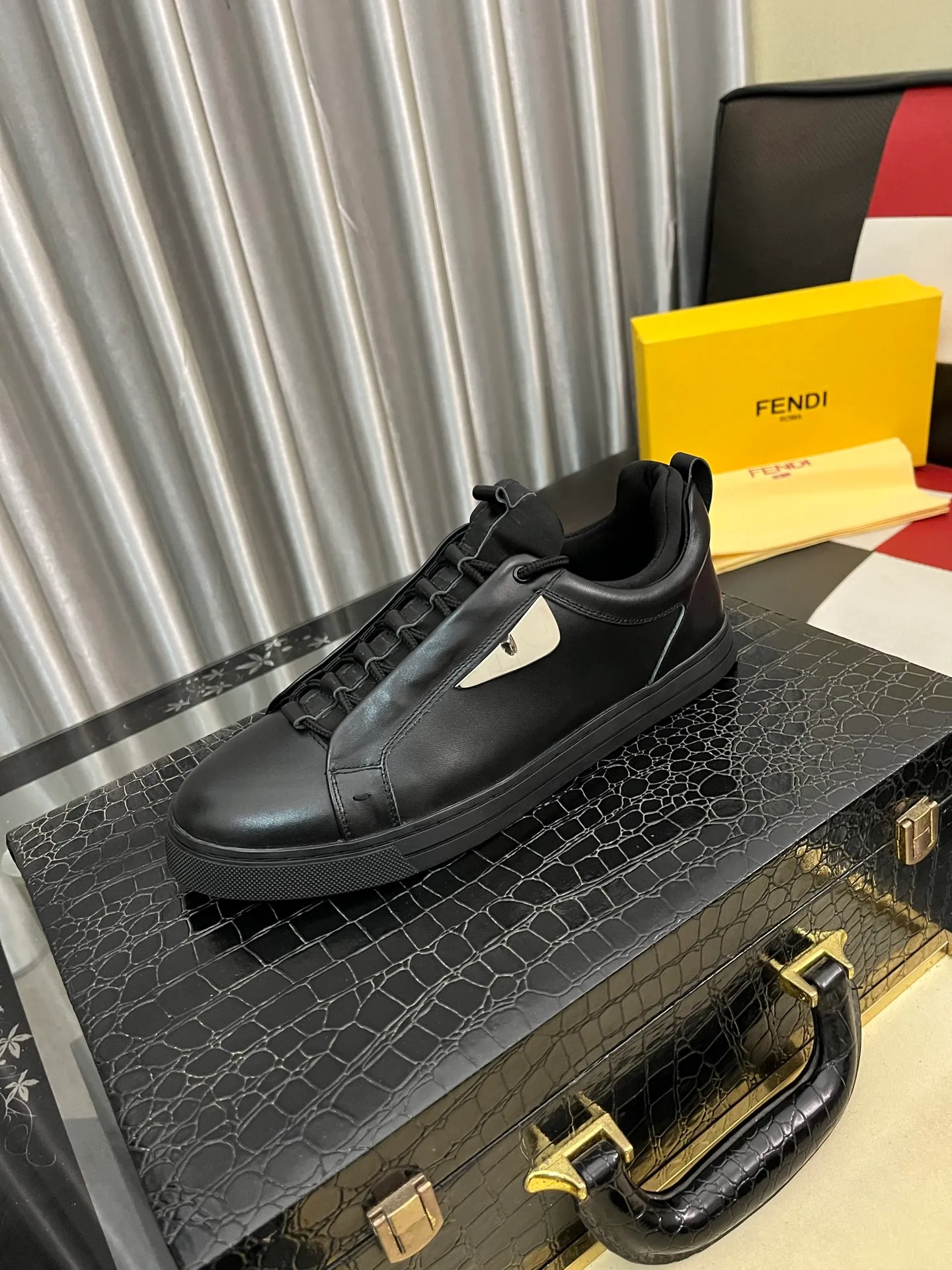 Men's Men's Shoes 💰: 420⌚️⌚️[Fendi] Fendi's latest high-top casual shoes for men! Available at counters simultaneously! A one-to-one replica of the original. The surface is made of imported high-tech waterproof mesh, the interior is made of first-layer water-dyed cowhide, and the original factory-supplied rubber outsole is used. Leading new fashion concepts. Matching code: 38-442️⃣Colors available